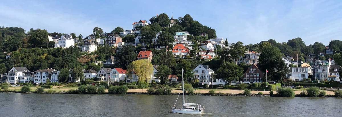 Blick von der Elbe auf Parken Hamburg Blankenese