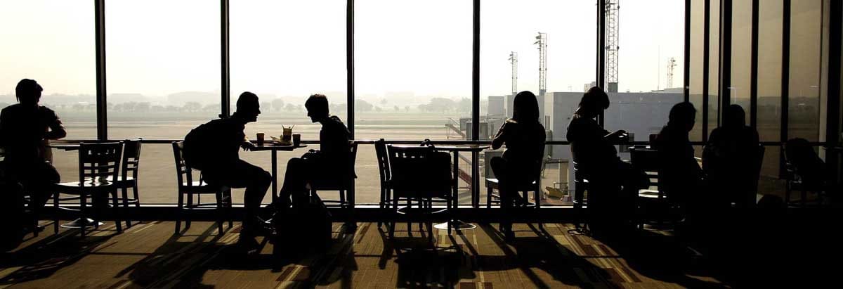 Entspannt im Flughafen Cafe - Hamburg Flughafen Parken