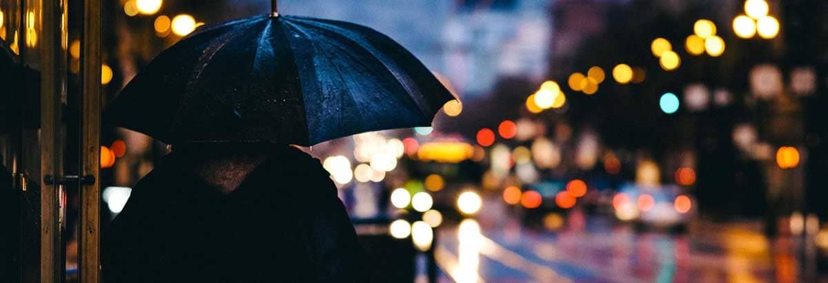 im Regen mit Gepäck durch Hamburg - Parken Hamburg Barmbek