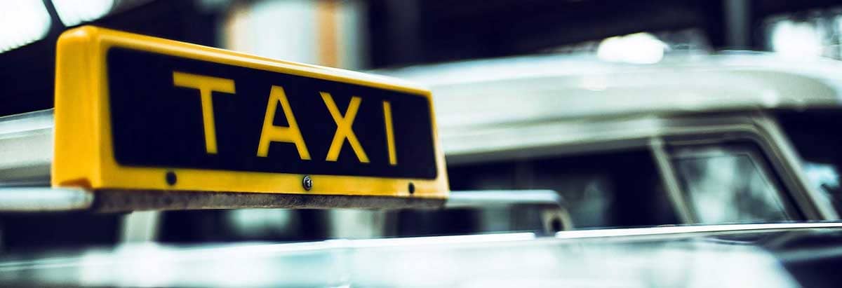 Taxis warten am Flughafen Hamburg